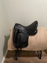Load image into Gallery viewer, 17.5” Dresch Monoflap Dressage Saddle