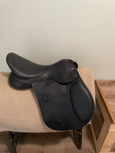 Load image into Gallery viewer, 18” Arena Black AP Saddle