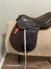 Load image into Gallery viewer, 16.5” Dover Pro Ride Synthetic Jump Saddle
