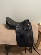 Load image into Gallery viewer, 17.5” Karl Niedersuss Dressage Saddle