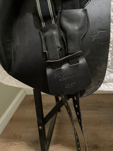 Load image into Gallery viewer, 17.5” M. Toulouse Dressage Saddle