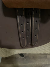 Load image into Gallery viewer, 17.5” HDR English Jump Saddle