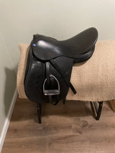 Load image into Gallery viewer, 18” Baines Dressage Saddle