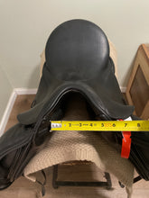 Load image into Gallery viewer, 17.5” Schleese Dressage Saddle