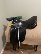 Load image into Gallery viewer, 17.5” Karl Niedersuss Dressage Saddle