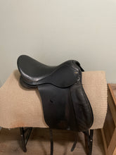 Load image into Gallery viewer, 17.5” Sankey Dressage Saddle