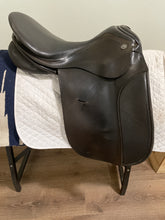 Load image into Gallery viewer, 17” Hippostar Dressage Saddle