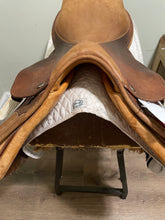 Load image into Gallery viewer, 16” Harry Dabbs Jump Saddle