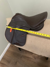 Load image into Gallery viewer, 16.5” Dover Pro Ride Synthetic Jump Saddle