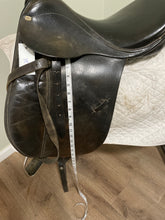 Load image into Gallery viewer, 17.5” CWD Dressage Saddle