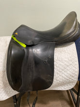 Load image into Gallery viewer, 18” Jaguar Dressage Saddle