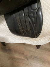 Load image into Gallery viewer, 17.5” CWD Dressage Saddle
