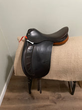 Load image into Gallery viewer, 17.5&quot; Tony Slater Dressage Saddle