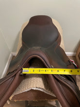 Load image into Gallery viewer, 18” CWD Forward Flap English Jump Saddle