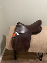 Load image into Gallery viewer, 17” Courbette LemetexSynthetic AP English Saddle