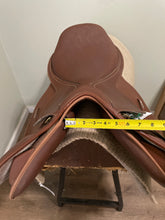 Load image into Gallery viewer, 16” Wintec Synthetic Jump Saddle
