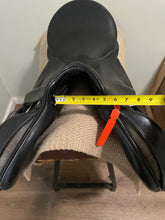 Load image into Gallery viewer, 17” Kieffer Black Event Saddle
