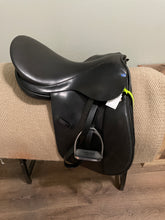 Load image into Gallery viewer, 18” Baines Dressage Saddle