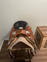 Load image into Gallery viewer, 15.5” Dale Chavez Pleasure Western Saddle