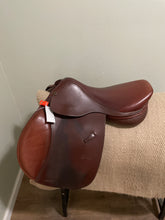 Load image into Gallery viewer, 17.5” Curcuit  English Jump Saddle