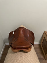 Load image into Gallery viewer, 16.5” Courbette  Felsbach Husar   AP English Saddle