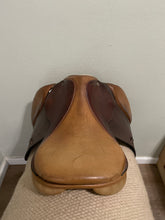 Load image into Gallery viewer, 16” Beval Jump Saddle