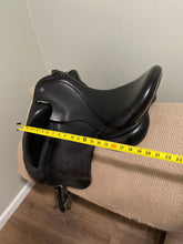Load image into Gallery viewer, 17.5” Dresch Monoflap Dressage Saddle